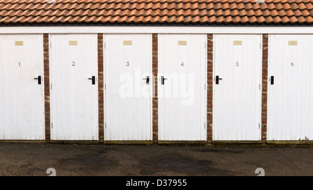 Weiße Türen Nummer 1 bis 6 nach außen Lagerschuppen. Stockfoto