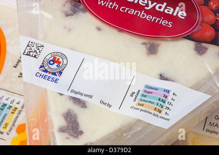 Nahaufnahme eines verkaufen durch/Einsatz-durch/Display-von Labels auf ein Paket von Käse, mit Terminen entfernt. Zeigt auch Informationen zum Nährwert. Stockfoto