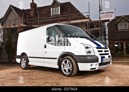 Weißen Ford Transit Sport Van und Gebäudehülle mit Gerüstbau, Winchester, UK, 03 2010 Stockfoto