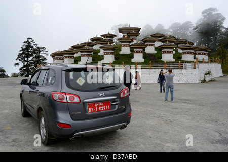 Dochu La Pass, mit die 108 Stupas oder Chörten, 3140m, chinesische Touristen Pose für Bilder vor neuen 4 x 4, 36MPX, HI-RES Stockfoto