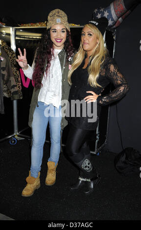 London, UK. 11. Februar 2013. Chelcee Grimes und Sophie Kasaei bei Pure London, Olympia, London, UK. Pure London ist Großbritanniens führender Mode Event kaufen. 11. Februar 2013 Foto von Menschen Presse/Alamy live-Nachrichten. Stockfoto