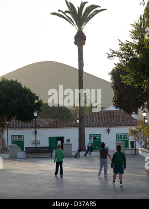 Die hübsche kleine Stadt Yaiza auf Lanzarote. Stockfoto