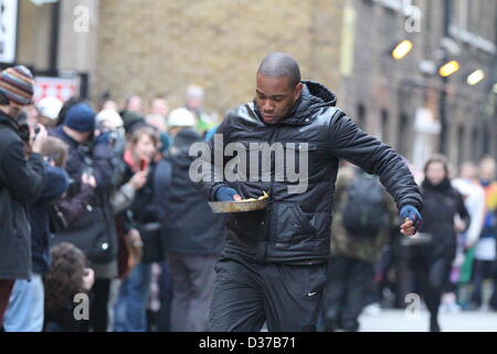 London, UK. 12. Februar 2013. Die große Spitalfields Pancake Race. Das Rennen läuft entlang Dray Walk in The Old Truman Brewery auf Ziegel Lane.Credit: Ashok Saxena / Alamy Live News Stockfoto