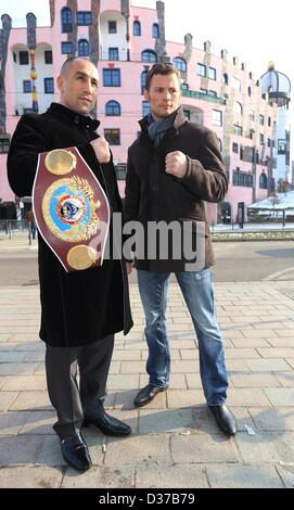 Magdeburg, Deutschland. 12. Februar 2013. Der amtierende WBO Super-Mittelgewicht World Champion Arthur Abraham (L) und sein Herausforderer Robert Stieglitz stellen bei einem Fototermin vor dem Hundertwasserhaus in Magdeburg, Deutschland, 12. Februar 2013. Abraham wird am 23. März 2013 Stieglitz für den WBO-Weltmeistertitel kämpfen. Foto: JENS WOLF/Dpa/Alamy Live News Stockfoto