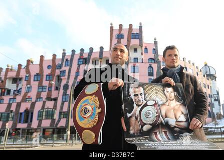 Magdeburg, Deutschland. 12. Februar 2013. Der amtierende WBO Super-Mittelgewicht World Champion Arthur Abraham (L) und sein Herausforderer Robert Stieglitz stellen bei einem Fototermin vor dem Hundertwasserhaus in Magdeburg, Deutschland, 12. Februar 2013. Abraham wird am 23. März 2013 Stieglitz für den WBO-Weltmeistertitel kämpfen. Foto: JENS WOLF/Dpa/Alamy Live News Stockfoto