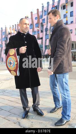 Magdeburg, Deutschland. 12. Februar 2013. Der amtierende WBO Super-Mittelgewicht World Champion Arthur Abraham (L) und sein Herausforderer Robert Stieglitz stellen bei einem Fototermin vor dem Hundertwasserhaus in Magdeburg, Deutschland, 12. Februar 2013. Abraham wird am 23. März 2013 Stieglitz für den WBO-Weltmeistertitel kämpfen. Foto: JENS WOLF/Dpa/Alamy Live News Stockfoto