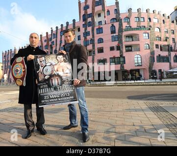 Magdeburg, Deutschland. 12. Februar 2013. Der amtierende WBO Super-Mittelgewicht World Champion Arthur Abraham (L) und sein Herausforderer Robert Stieglitz stellen bei einem Fototermin vor dem Hundertwasserhaus in Magdeburg, Deutschland, 12. Februar 2013. Abraham wird am 23. März 2013 Stieglitz für den WBO-Weltmeistertitel kämpfen. Foto: JENS WOLF/Dpa/Alamy Live News Stockfoto