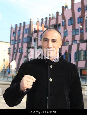 Magdeburg, Deutschland. 12. Februar 2013. Der amtierende WBO Super-Mittelgewichts-Champion Arthur Abraham stellt bei einem Fototermin vor dem Hundertwasserhaus in Magdeburg, Deutschland, 12. Februar 2013. Abraham wird am 23. März 2013 Stieglitz für den WBO-Weltmeistertitel kämpfen. Foto: JENS WOLF/Dpa/Alamy Live News Stockfoto