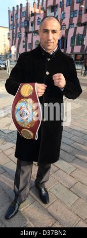 Magdeburg, Deutschland. 12. Februar 2013. Der amtierende WBO Super-Mittelgewichts-Champion Arthur Abraham stellt bei einem Fototermin vor dem Hundertwasserhaus in Magdeburg, Deutschland, 12. Februar 2013. Abraham wird am 23. März 2013 Stieglitz für den WBO-Weltmeistertitel kämpfen. Foto: JENS WOLF/Dpa/Alamy Live News Stockfoto