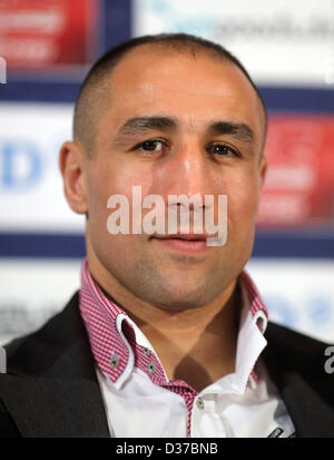 Magdeburg, Deutschland. 12. Februar 2013. Der amtierende WBO Super-Mittelgewichts-Champion Arthur Abraham beteiligt sich an einer Pressekonferenz in Magdeburg, Deutschland, 12. Februar 2013. Abraham wird am 23. März 2013 Stieglitz für den WBO-Weltmeistertitel kämpfen. Foto: JENS WOLF/Dpa/Alamy Live News Stockfoto