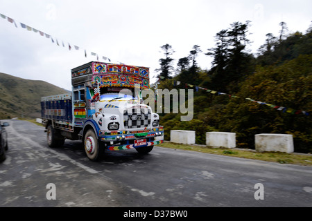 Dekorative LKW Reisen Bergstraßen von Bhutan, dekoriert mit buddhistischen Symbolen, auch Liverpool FC Schal, Pele La Pass, 36MPX Stockfoto