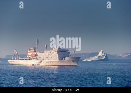 Die Akademik Sergey Vavilov-russischen Forschungsschiff, Baujahr 1988, derzeit genutzt als Kreuzfahrtschiff, Scoresbysund, Grönland Stockfoto