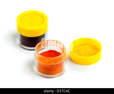 Künstliche Lebensmittelfarbe Pigment oder Substanzen im Pack. Weiß isoliert. Stockfoto