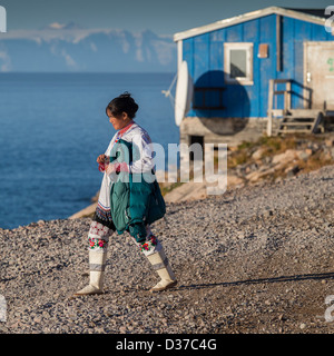 Inuit-Frau, Ittoqqortoormiit (Scoresbysund) Grönland Stockfoto