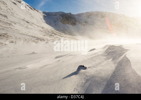 Triebschnee in Coire eine Sneachda in die Cairngorm Mountains, Schottland, Großbritannien. Stockfoto