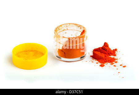 Künstliche Lebensmittelfarbe Pigment oder Substanzen im Pack. Weiß isoliert. Stockfoto