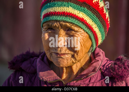 Ältere Inuit-Frau in das Dorf von Ittoqqortoormiit (Scoresbysund), Gemeinde Sermersooq, Grönland Stockfoto