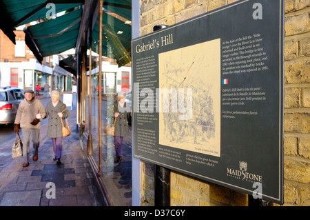 Zwei ältere Leute einkaufen auf Gabriels Hügel in Maidstone Kent England UK Stockfoto