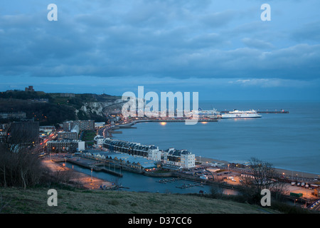 Ansicht von Dover cross Channel Fährhafen im Vereinigten Königreich in der Abenddämmerung Stockfoto