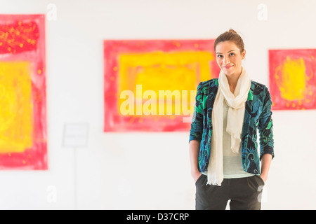 USA, New Jersey, Jersey City, Portrait Frau mit Gemälde im museum Stockfoto