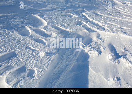 Sastrugi am Windslab trieb Schnee in Coire eine Sneachda in die Cairngorm Mountains, Schottland, Großbritannien. Stockfoto