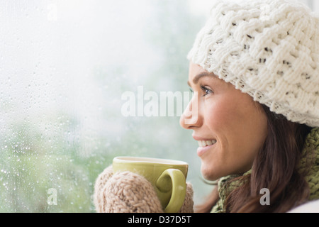 USA, New Jersey, Jersey City, Frau in warme Kleidung mit Becher Stockfoto