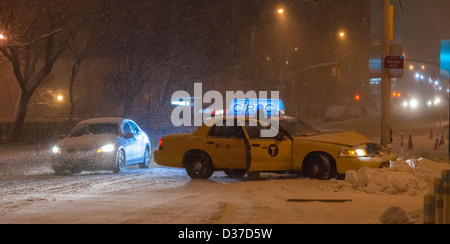 Taxi spins und kollidiert mit Straßenlaterne Pol in einem Schneesturm im Stadtteil Chelsea in New York Stockfoto