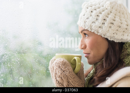 USA, New Jersey, Jersey City, Frau in warme Kleidung mit Becher Stockfoto