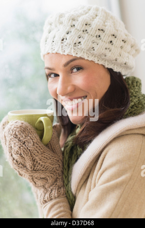 USA, New Jersey, Jersey City, Portrait Frau in warme Kleidung mit Becher Stockfoto