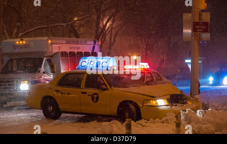 Taxi spins und kollidiert mit Straßenlaterne Pol in einem Schneesturm im Stadtteil Chelsea in New York Stockfoto