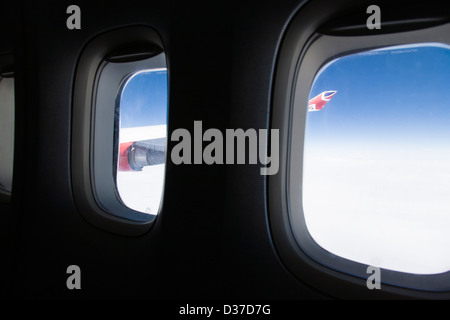 Blick auf Anschluß-Markierungsfahne an der Flügelspitze ein Virgin Atlantic Verkehrsflugzeug durch ein Fenster der Hütte aus gesehen. Stockfoto