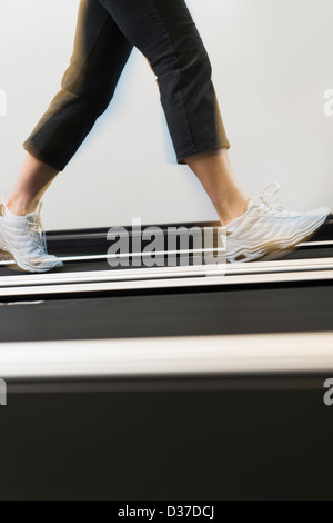 USA, New Jersey, Jersey City, niedrige Teil der Frau auf Laufband Stockfoto