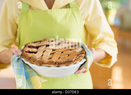 USA, New Jersey, Jersey City, Frau mit frisch gebackenen Kuchen Stockfoto