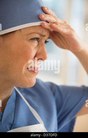 USA, New Jersey, Jersey City, weibliche Chirurg Kopfschmerzen leiden Stockfoto