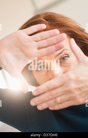 USA, New Jersey, Jersey City, Hands framing face of businesswoman Stockfoto