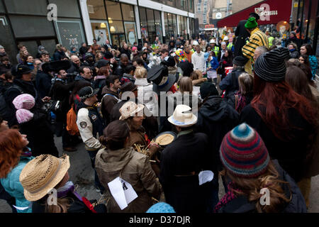 London, UK. 12. Februar 2013. The Great Spitalfields Pancake Race zugunsten Londons Air Ambulance, Old Truman Brewery, Brick Lane, London UK, 12. Februar 2013. Bildnachweis: Martyn Wheatley / Alamy Live News Stockfoto