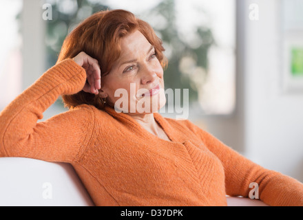 USA, New Jersey, Jersey City, Frau Entspannung zu Hause Stockfoto