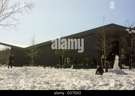 Bewohner der Bronx tummeln sich in den frischen Schnee in Poe Park in der Bronx in New York Stockfoto