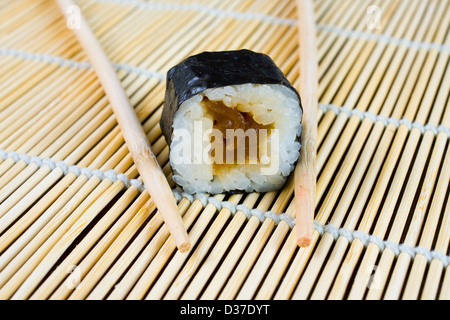Sushi in Reihe auf Bambusmatte Stockfoto