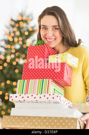 Frau mit Weihnachtsgeschenke Stockfoto