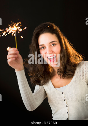 Frau Holding Wunderkerze Stockfoto