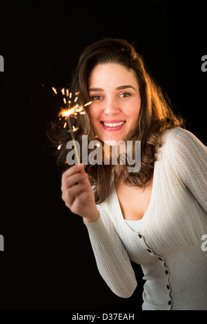 Frau Holding Wunderkerze Stockfoto