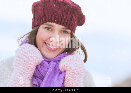 Porträt der jungen Frau trägt, Jersey City, New Jersey, USA stricken, Mütze, Handschuhe und Schal Stockfoto