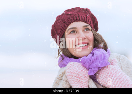Porträt der jungen Frau trägt, Jersey City, New Jersey, USA stricken, Mütze, Handschuhe und Schal Stockfoto