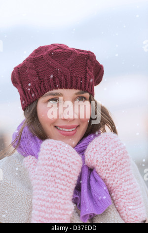 Porträt der jungen Frau trägt, Jersey City, New Jersey, USA stricken, Mütze, Handschuhe und Schal Stockfoto