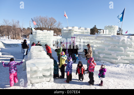 Kinder und Familien erkunden den Eispalast in Saranac Lake Winterkarneval, Adirondacks, New York State Stockfoto