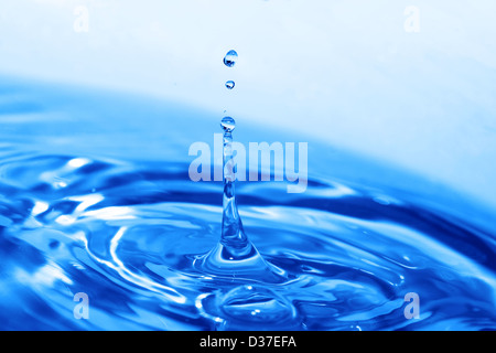 Splash von Wasser auf der blauen Fläche Stockfoto