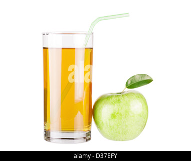 Apfelsaft und grüner Apfel isoliert auf weißem Stockfoto