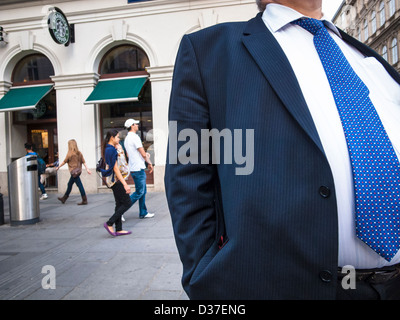 Ein Mann mit dicken Bauch im Anzug Stockfoto