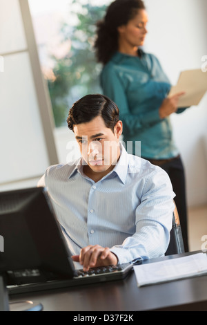 USA, New Jersey, Jersey City, Mann und Frau, die im Büro arbeiten Stockfoto